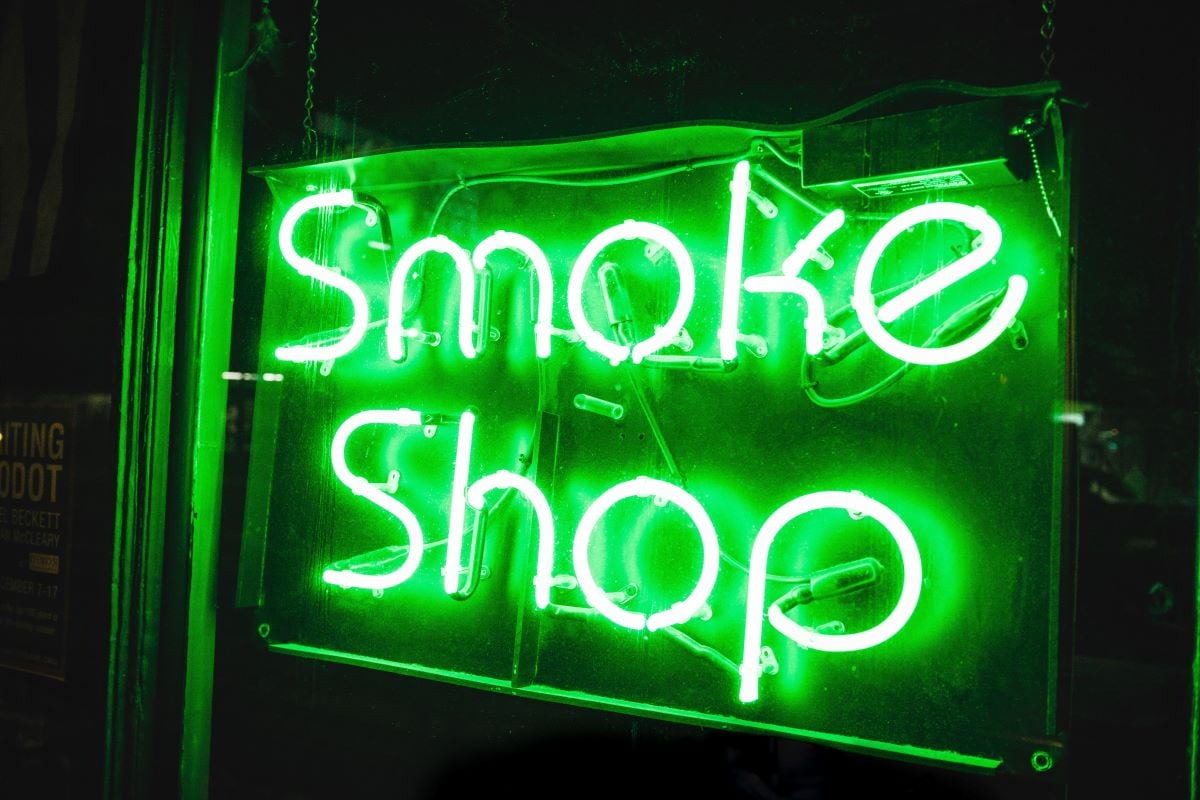 Green neon light shaped into the French word meaning OPEN in English Stock Photo - Alamy